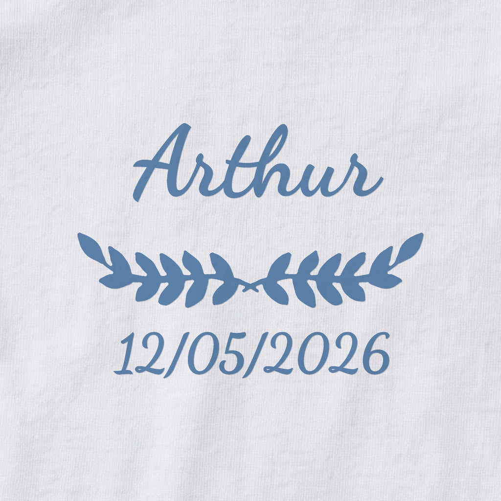 Body bébé personnalisé Arthur — gros plan du marquage « Arthur », ornement Feuillage et date de naissance « 12/05/2026 »