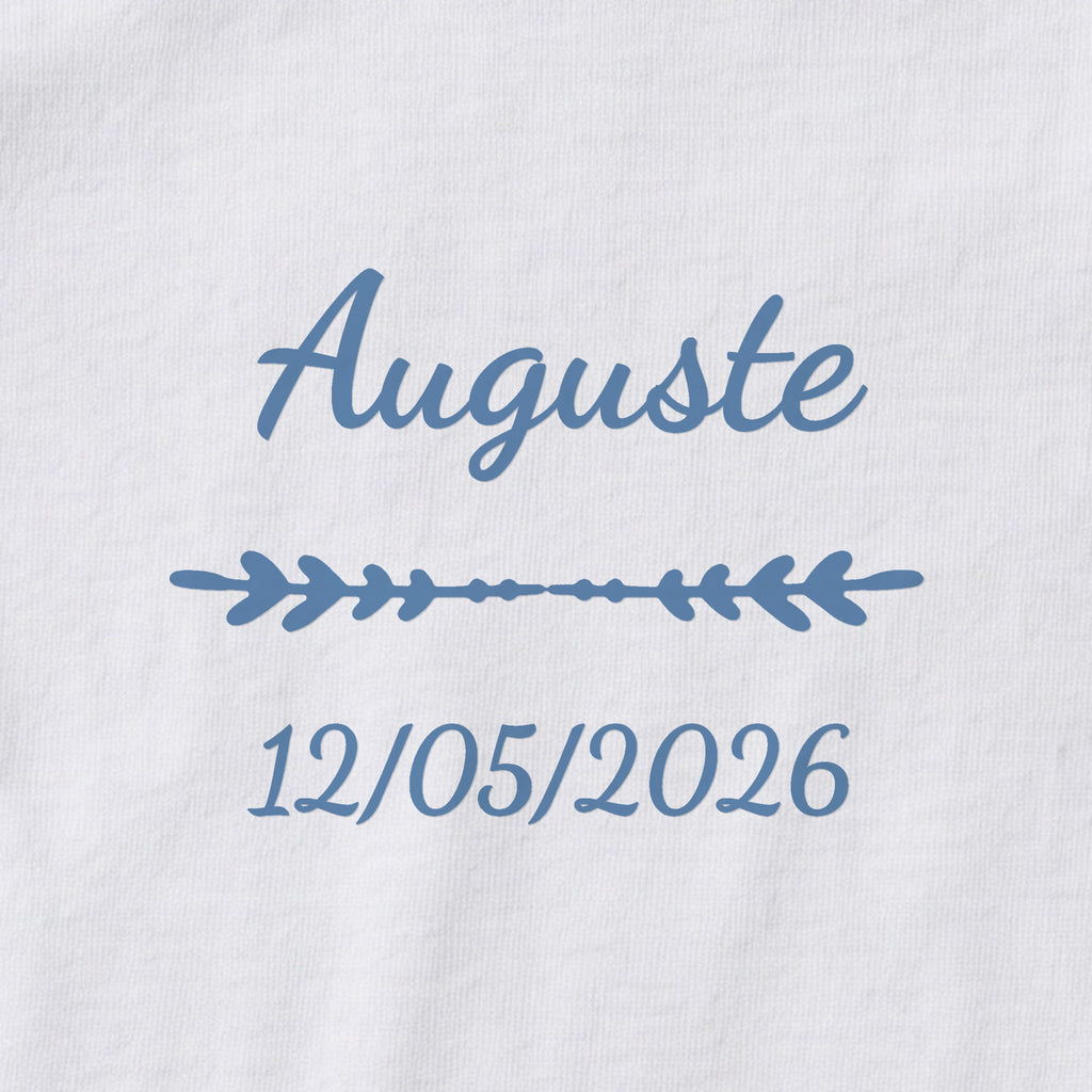 Body bébé personnalisé Auguste — gros plan du marquage « Auguste », ornement Flèche et date de naissance « 12/05/2026 »