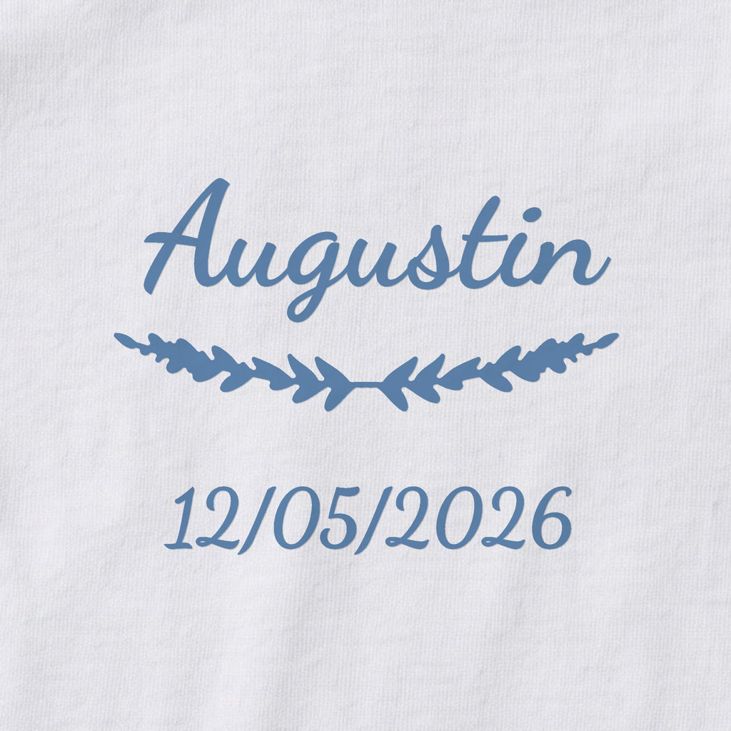 Body bébé personnalisé Augustin — gros plan du marquage « Augustin », ornement Brindilles et date de naissance « 12/05/2026 »