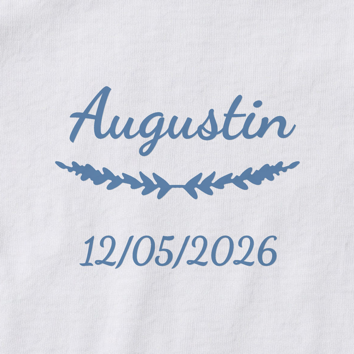 Body bébé personnalisé Augustin — gros plan du marquage « Augustin », ornement Brindilles et date de naissance « 12/05/2026 »