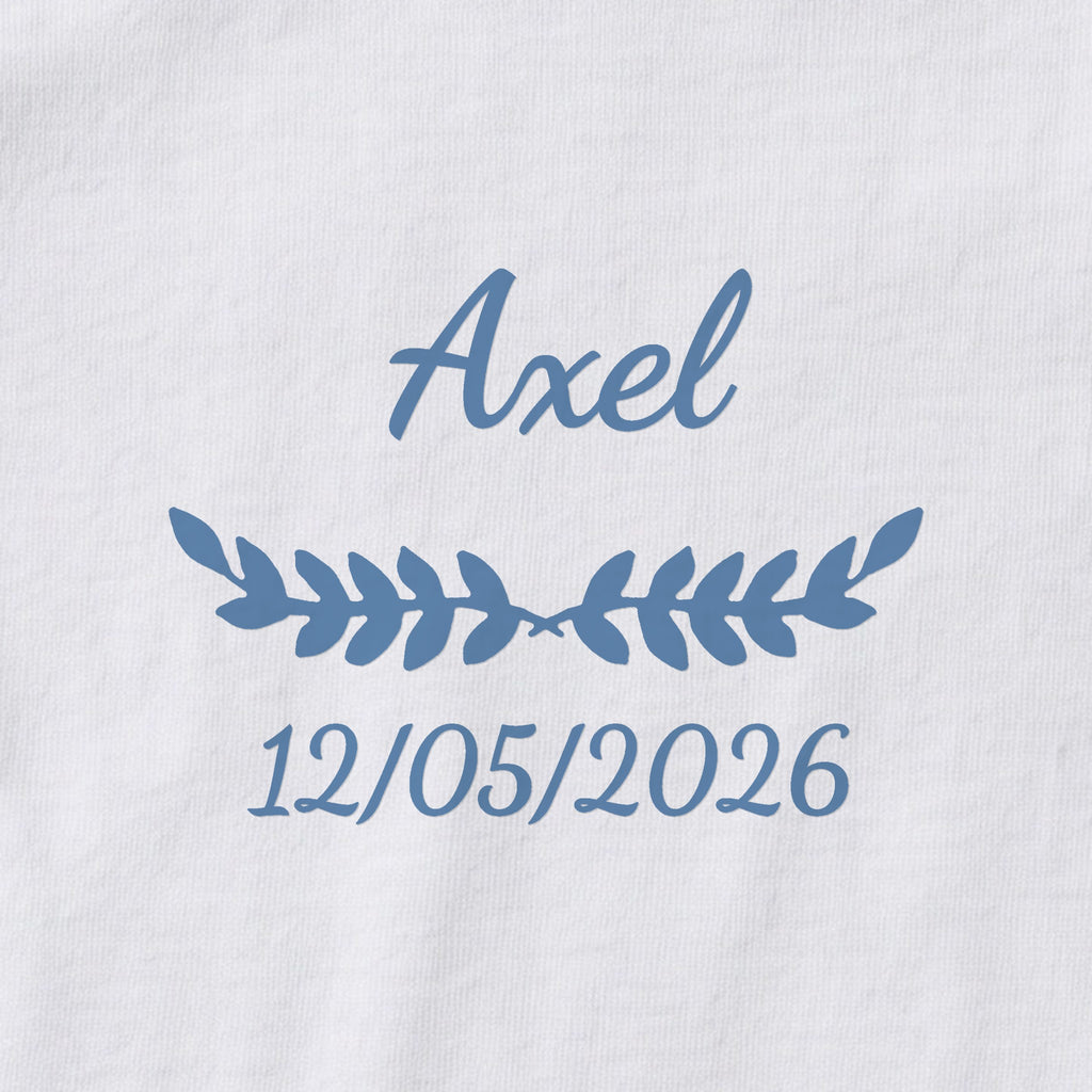 Body bébé personnalisé Axel — gros plan du marquage « Axel », ornement Feuillage et date de naissance « 12/05/2026 »
