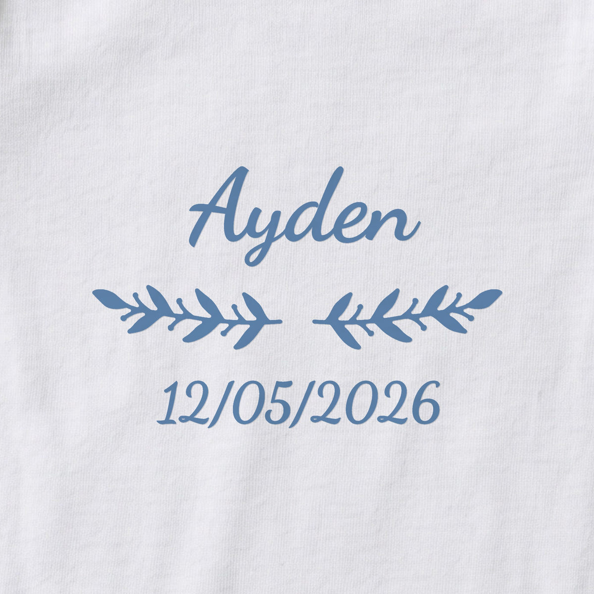 Body bébé personnalisé Ayden — gros plan du marquage « Ayden », ornement Rameaux et date de naissance « 12/05/2026 »