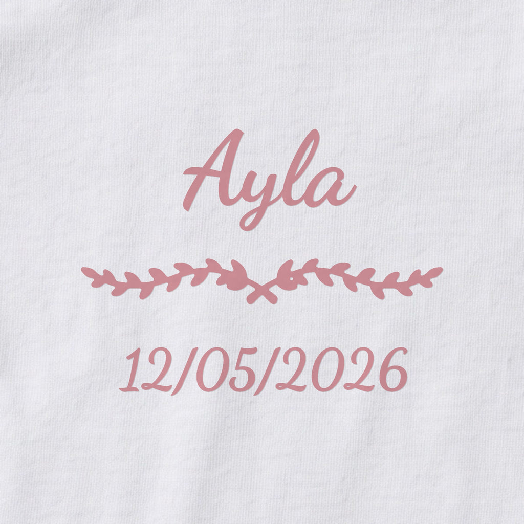Body bébé personnalisé Ayla — gros plan du marquage « Ayla », ornement Liane et date de naissance « 12/05/2026 »