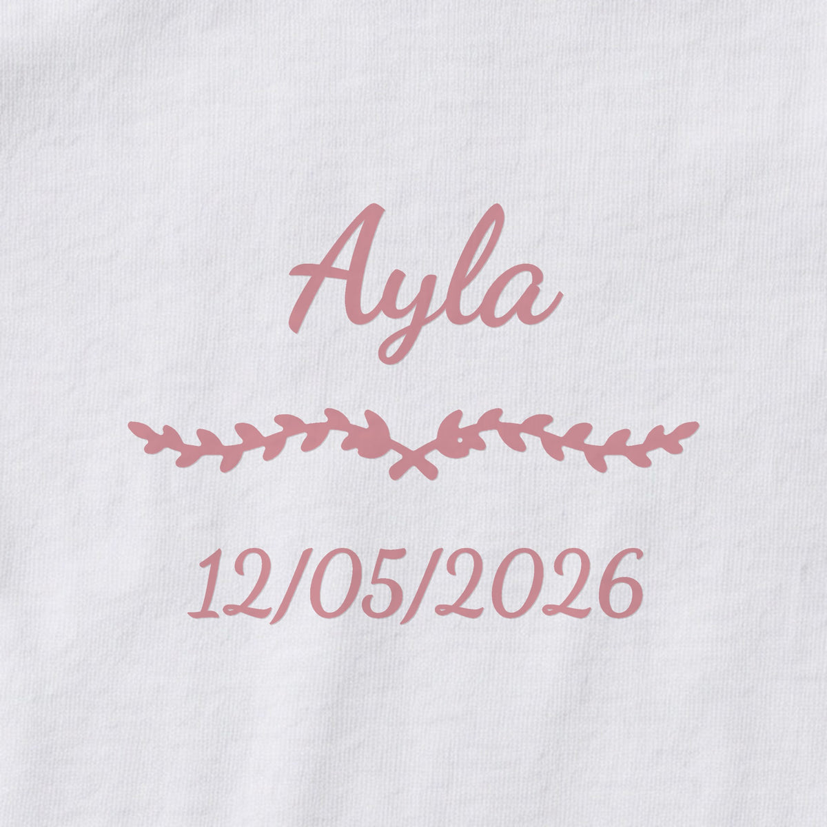 Body bébé personnalisé Ayla — gros plan du marquage « Ayla », ornement Liane et date de naissance « 12/05/2026 »