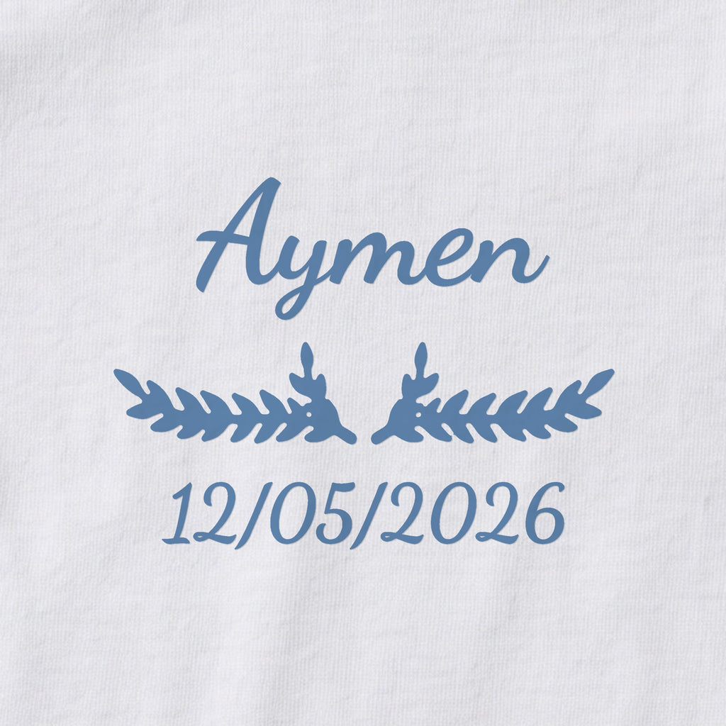Body bébé personnalisé Aymen — gros plan du marquage « Aymen », ornement Bouquet et date de naissance « 12/05/2026 »