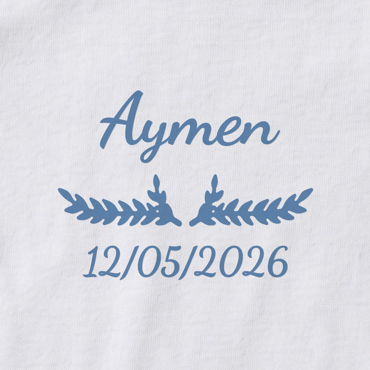 Body bébé personnalisé Aymen — gros plan du marquage « Aymen », ornement Bouquet et date de naissance « 12/05/2026 »