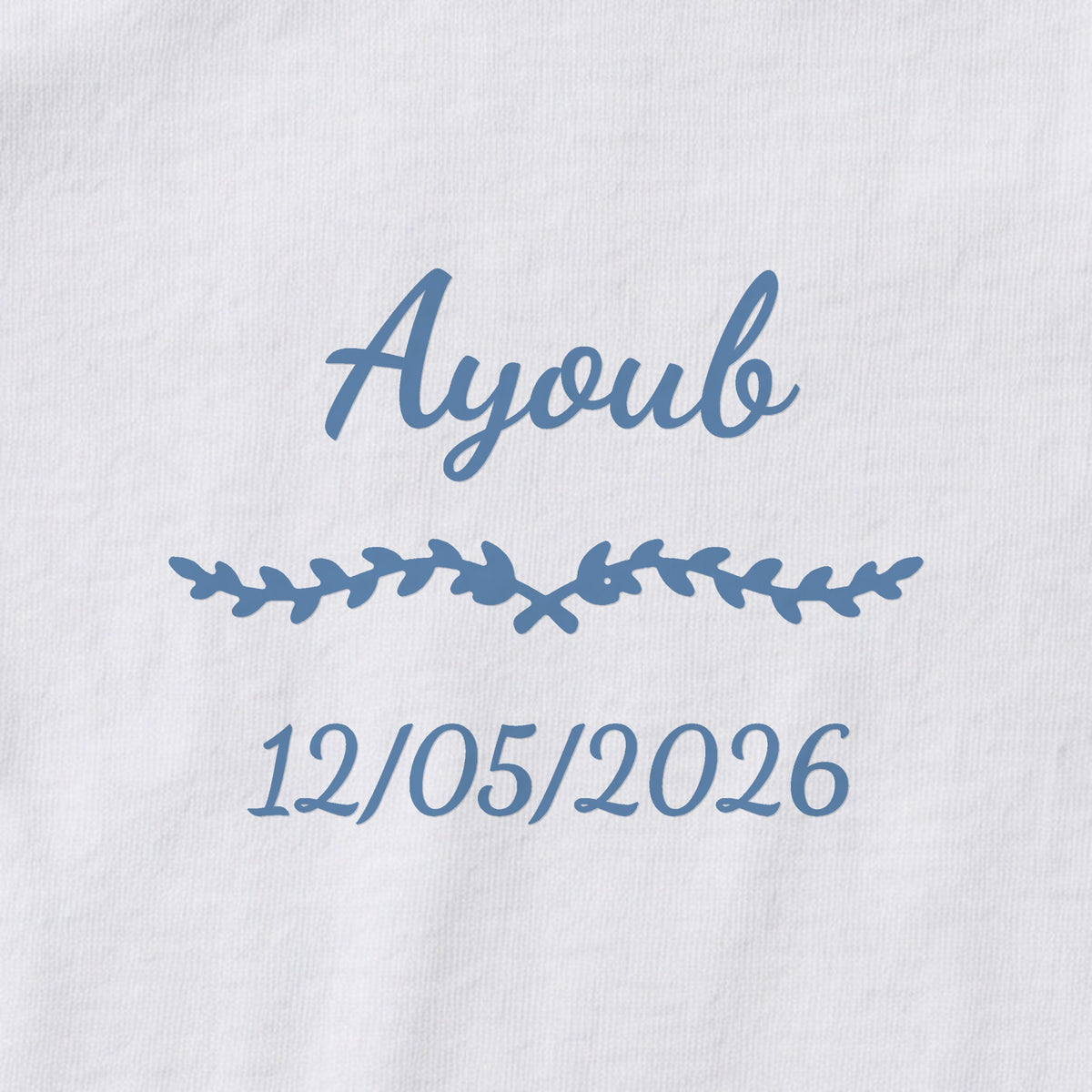 Body bébé personnalisé Ayoub — gros plan du marquage « Ayoub », ornement Liane et date de naissance « 12/05/2026 »