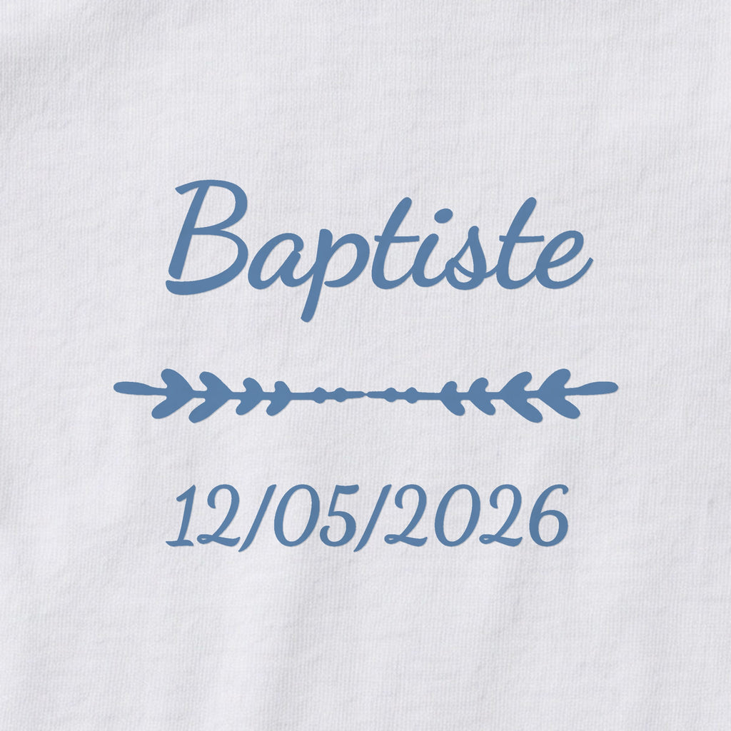 Body bébé personnalisé Baptiste — gros plan du marquage « Baptiste », ornement Flèche et date de naissance « 12/05/2026 »