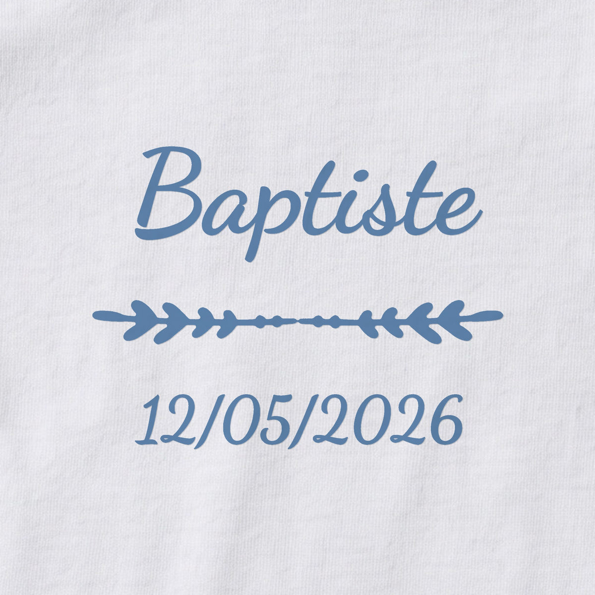 Body bébé personnalisé Baptiste — gros plan du marquage « Baptiste », ornement Flèche et date de naissance « 12/05/2026 »