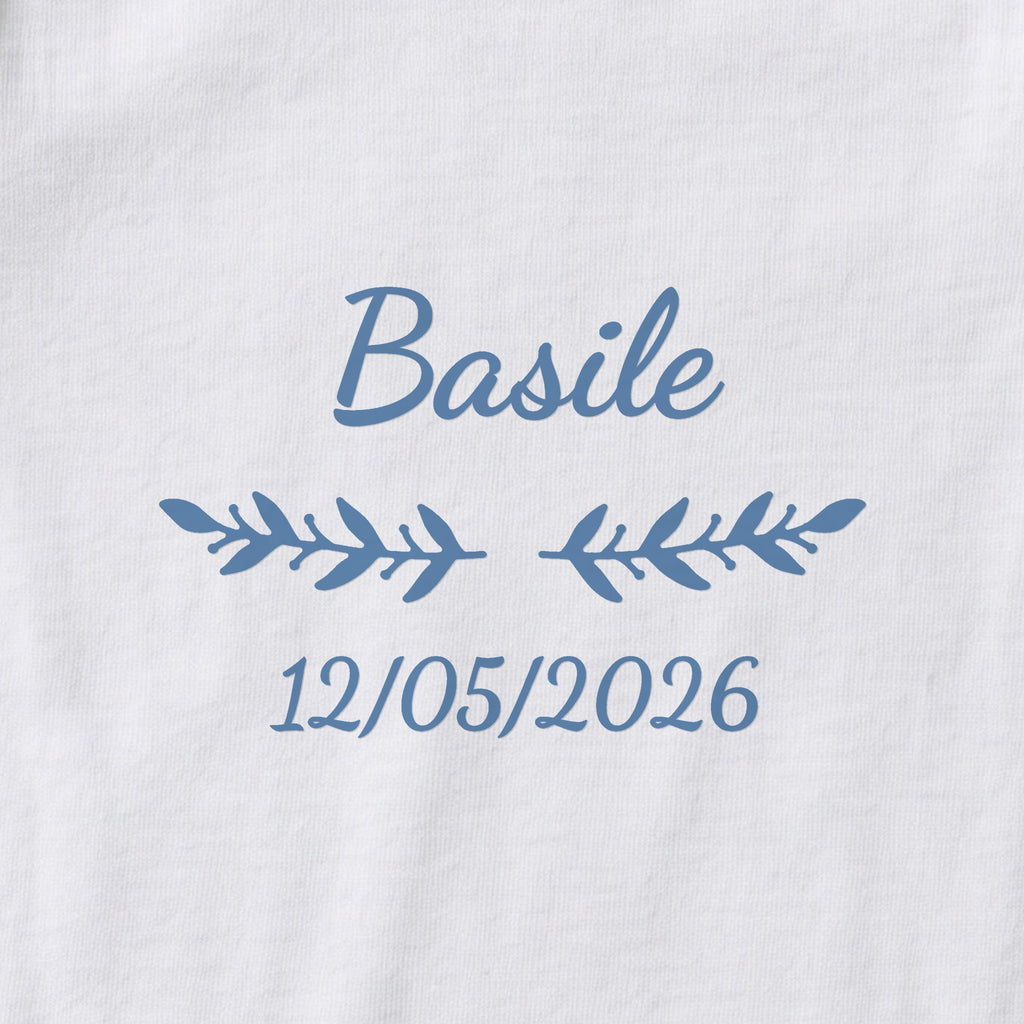 Body bébé personnalisé Basile — gros plan du marquage « Basile », ornement Rameaux et date de naissance « 12/05/2026 »
