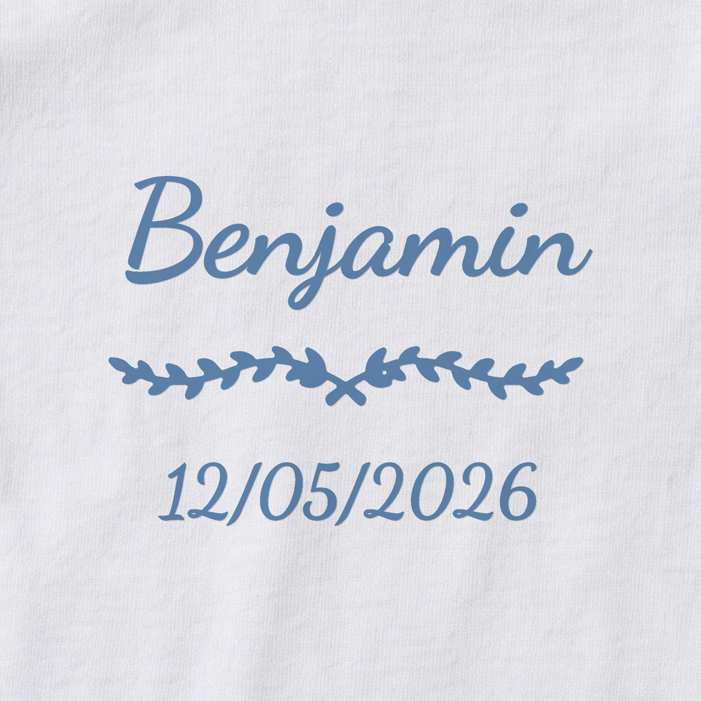 Body bébé personnalisé Benjamin — gros plan du marquage « Benjamin », ornement Liane et date de naissance « 12/05/2026 »