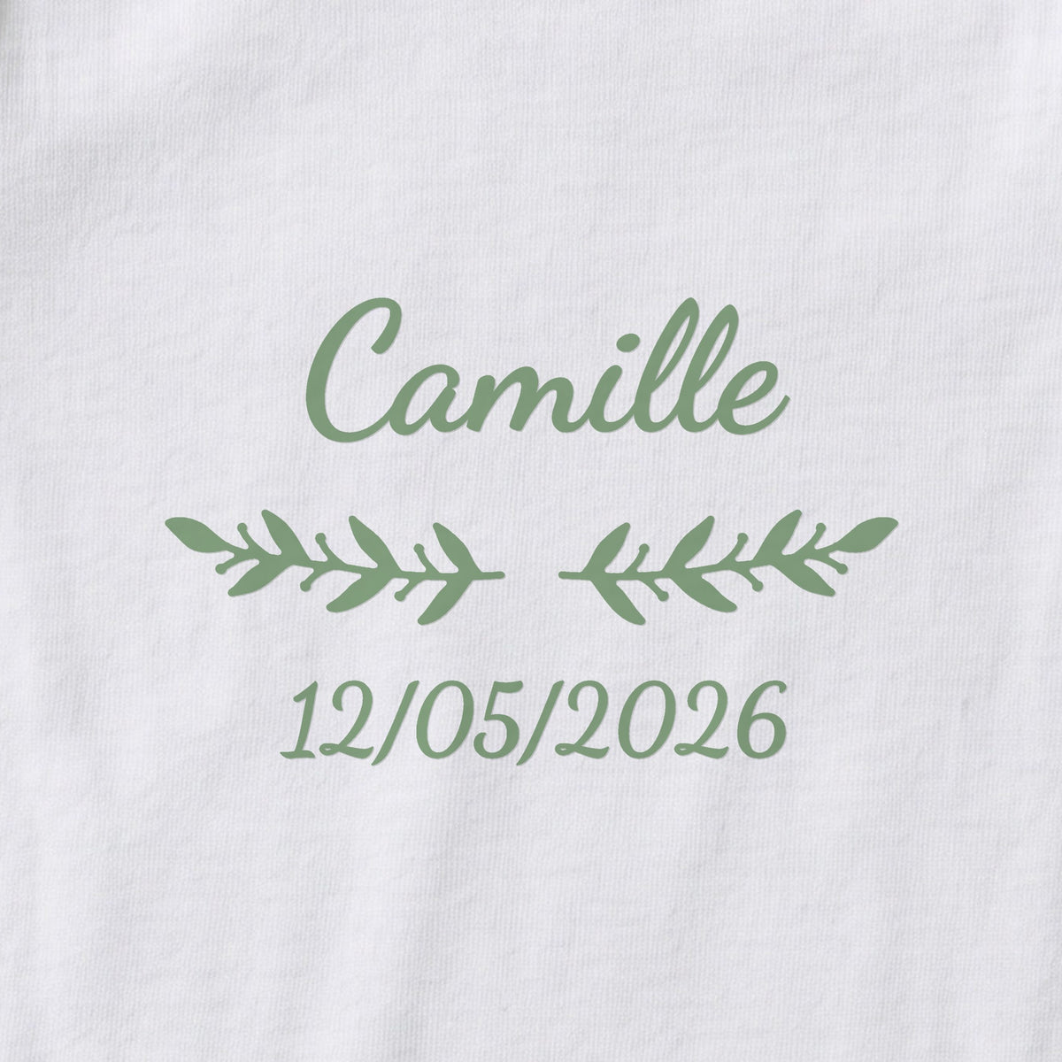 Body bébé personnalisé Camille — gros plan du marquage « Camille », ornement Rameaux et date de naissance « 12/05/2026 »