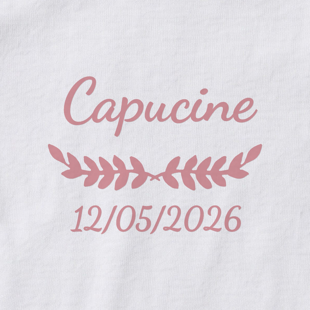 Body bébé personnalisé Capucine — gros plan du marquage « Capucine », ornement Feuillage et date de naissance « 12/05/2026 »
