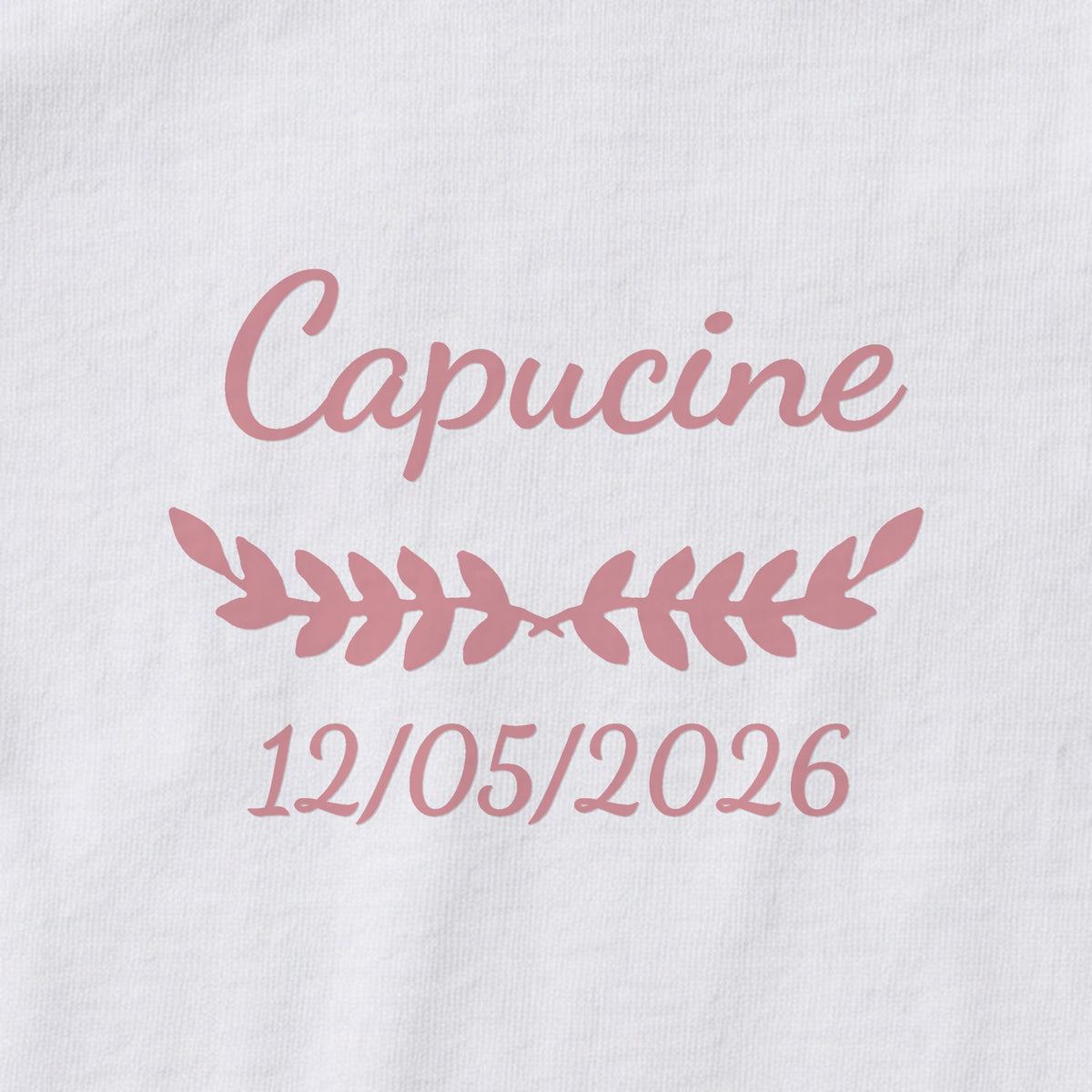 Body bébé personnalisé Capucine — gros plan du marquage « Capucine », ornement Feuillage et date de naissance « 12/05/2026 »