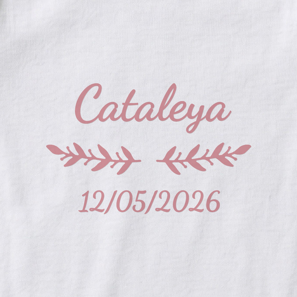 Body bébé personnalisé Cataleya — gros plan du marquage « Cataleya », ornement Rameaux et date de naissance « 12/05/2026 »
