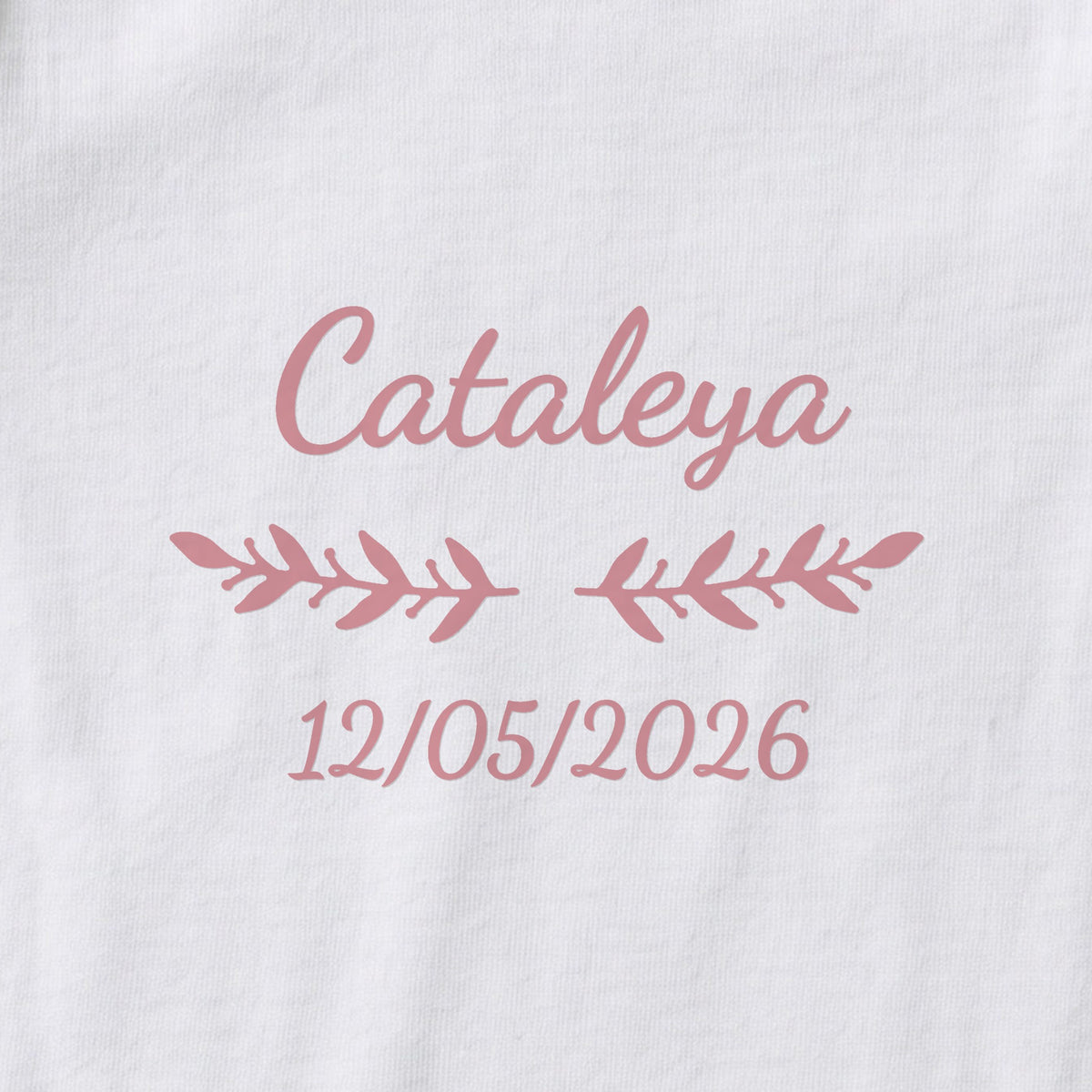 Body bébé personnalisé Cataleya — gros plan du marquage « Cataleya », ornement Rameaux et date de naissance « 12/05/2026 »