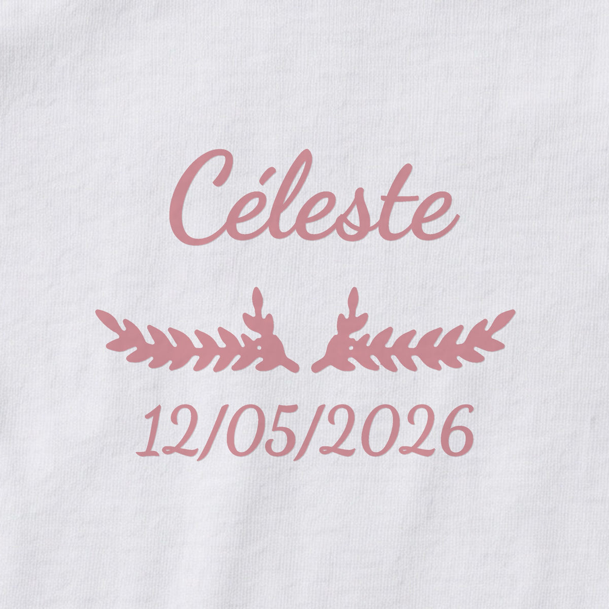 Body bébé personnalisé Céleste — gros plan du marquage « Céleste », ornement Bouquet et date de naissance « 12/05/2026 »