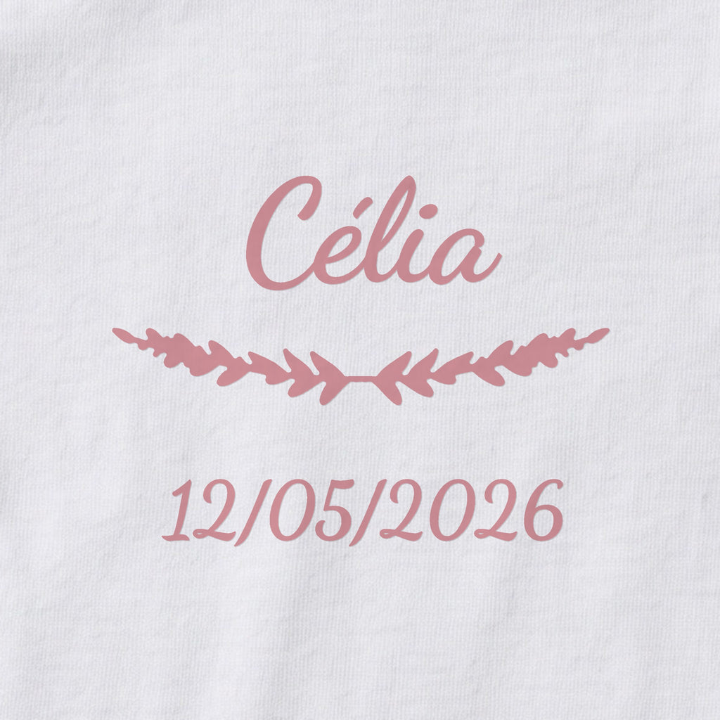 Body bébé personnalisé Célia — gros plan du marquage « Célia », ornement Brindilles et date de naissance « 12/05/2026 »