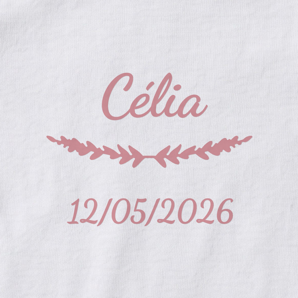 Body bébé personnalisé Célia — gros plan du marquage « Célia », ornement Brindilles et date de naissance « 12/05/2026 »