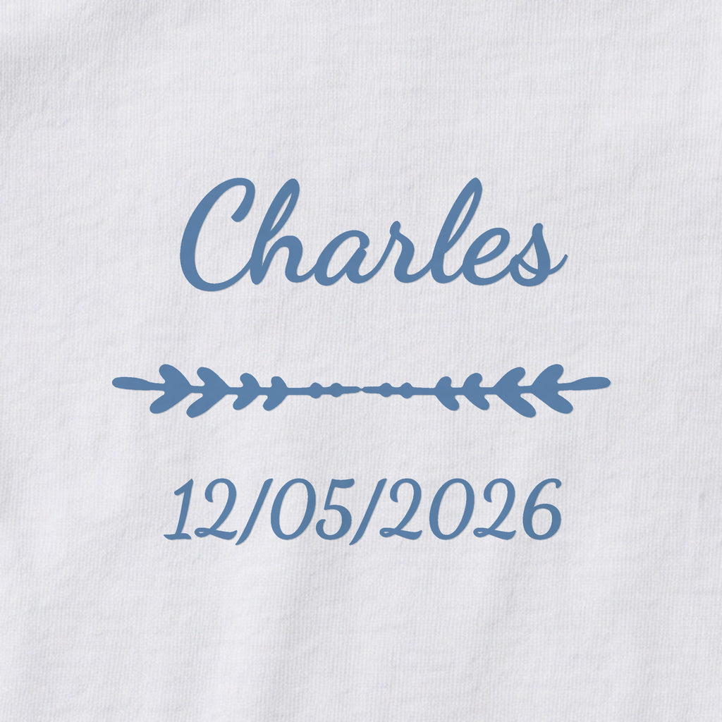 Body bébé personnalisé Charles — gros plan du marquage « Charles », ornement Flèche et date de naissance « 12/05/2026 »