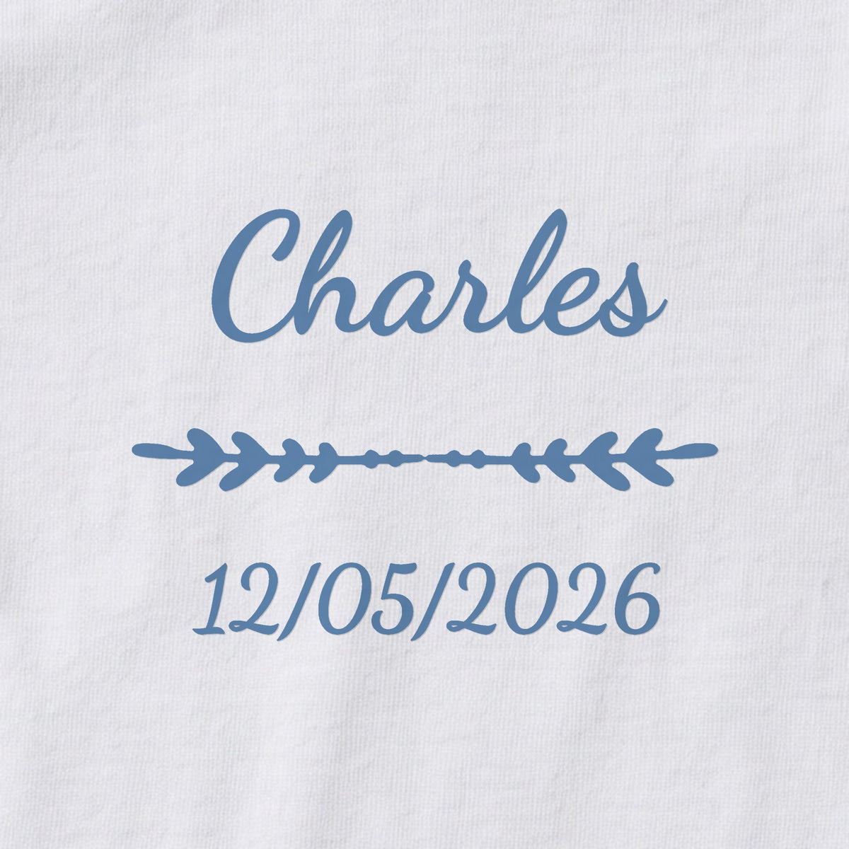 Body bébé personnalisé Charles — gros plan du marquage « Charles », ornement Flèche et date de naissance « 12/05/2026 »
