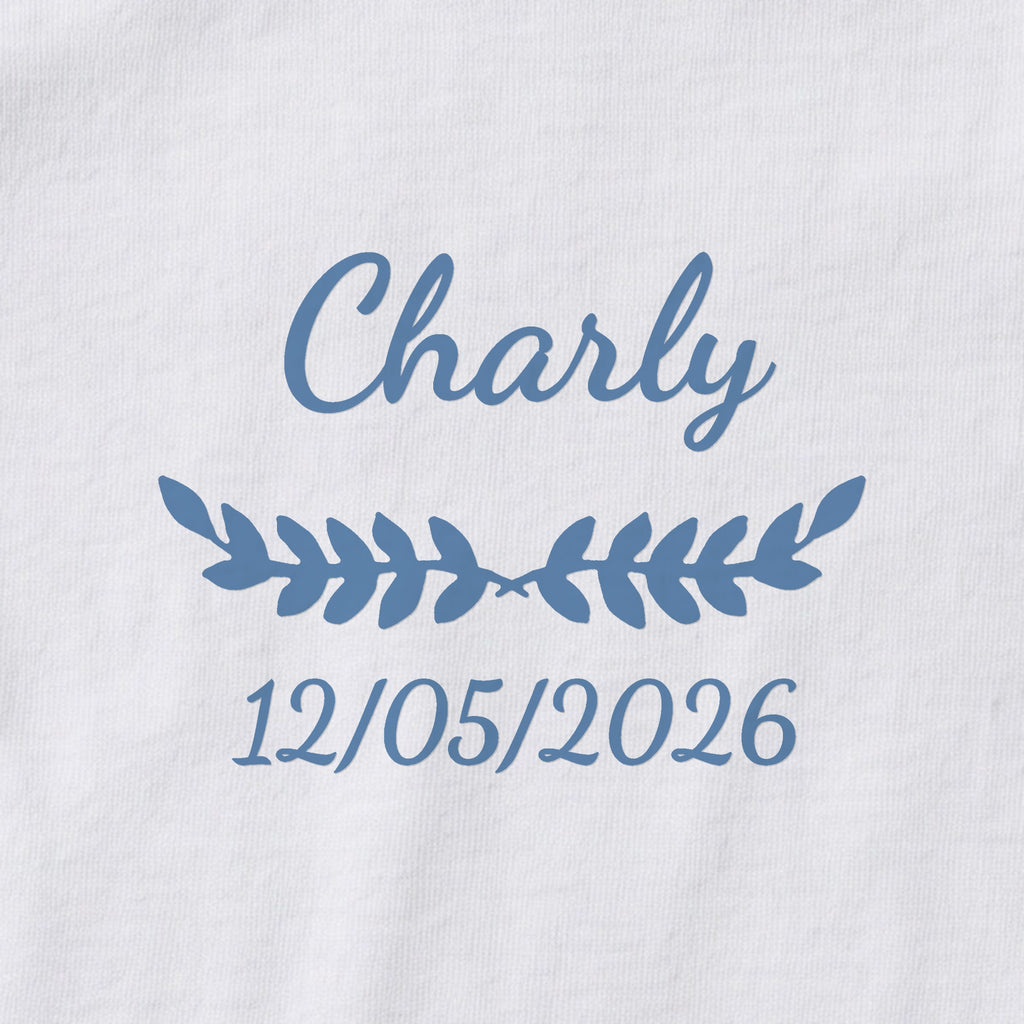Body bébé personnalisé Charly — gros plan du marquage « Charly », ornement Feuillage et date de naissance « 12/05/2026 »