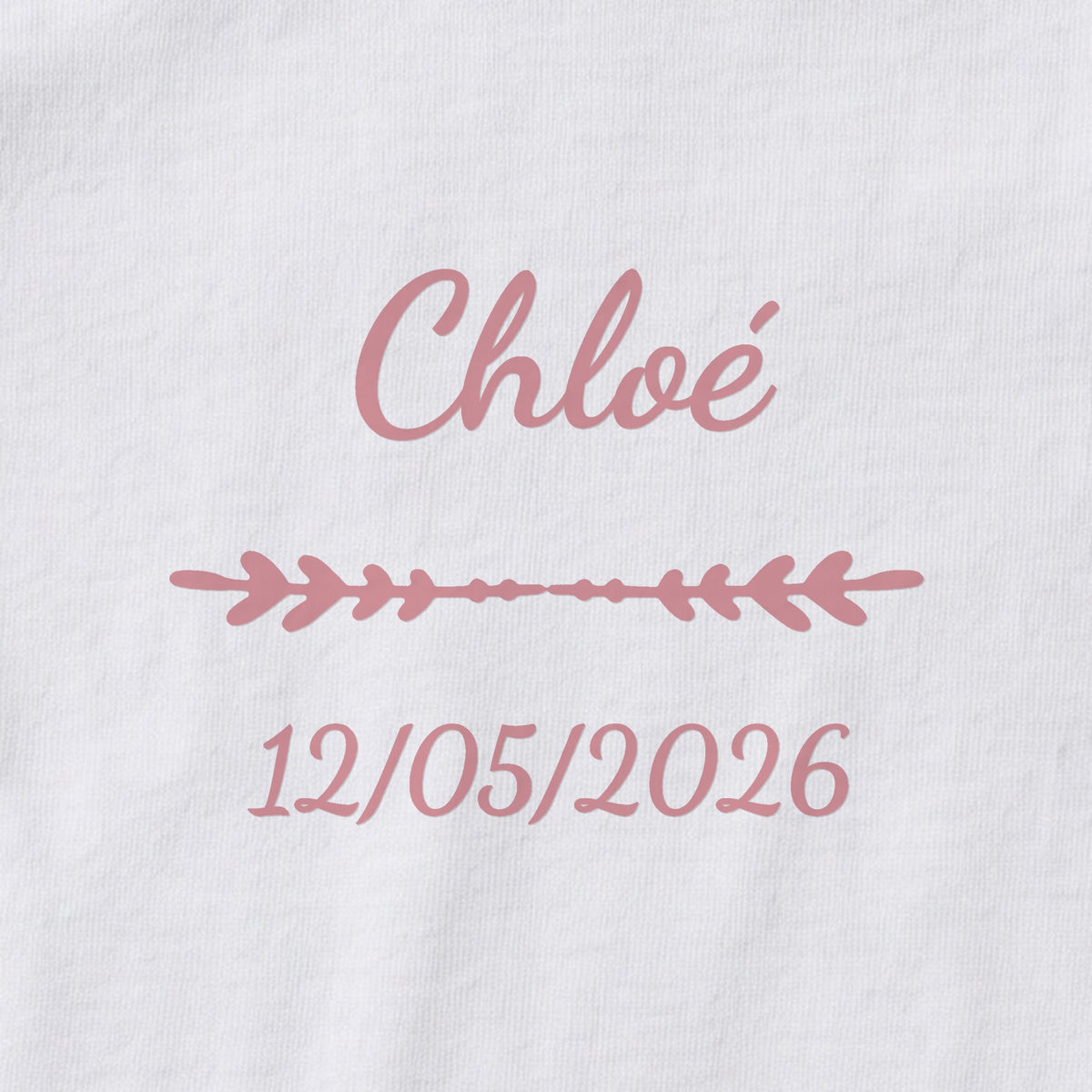 Body bébé personnalisé Chloé — gros plan du marquage « Chloé », ornement Flèche et date de naissance « 12/05/2026 »