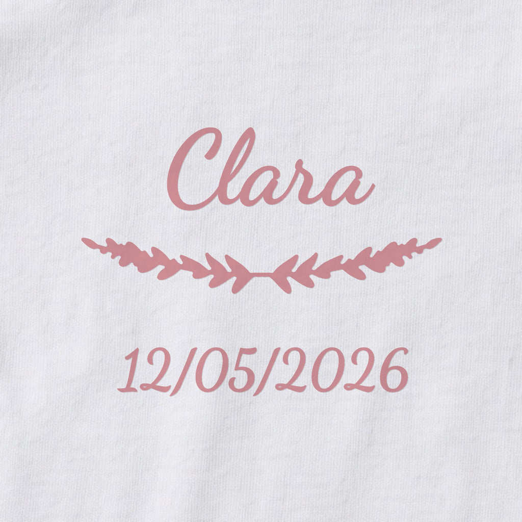Body bébé personnalisé Clara — gros plan du marquage « Clara », ornement Brindilles et date de naissance « 12/05/2026 »