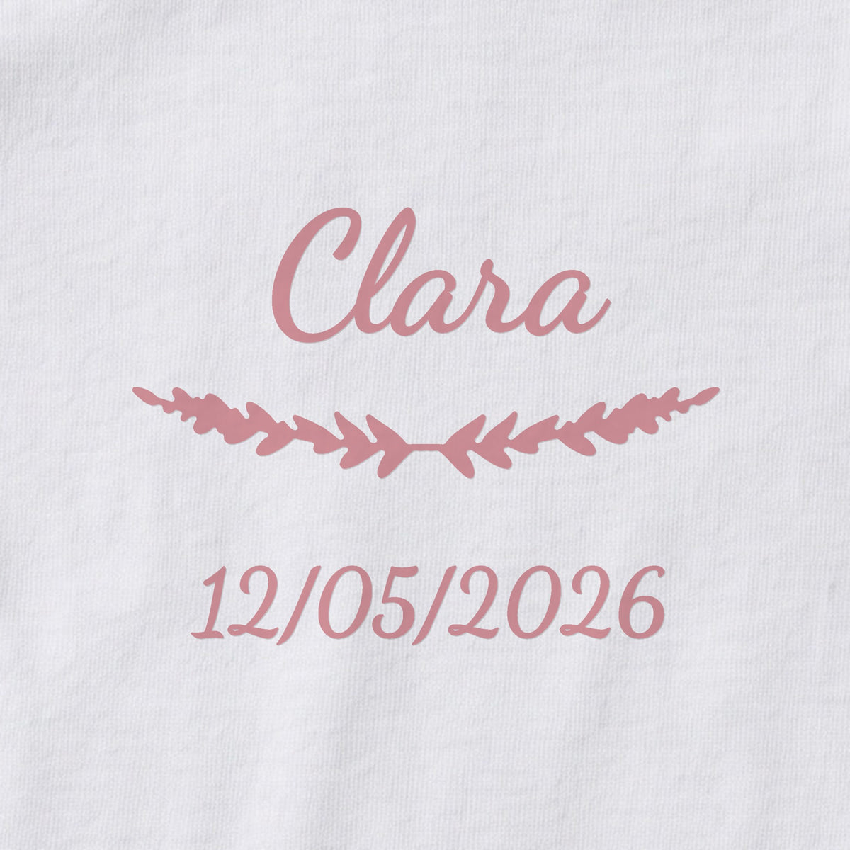 Body bébé personnalisé Clara — gros plan du marquage « Clara », ornement Brindilles et date de naissance « 12/05/2026 »