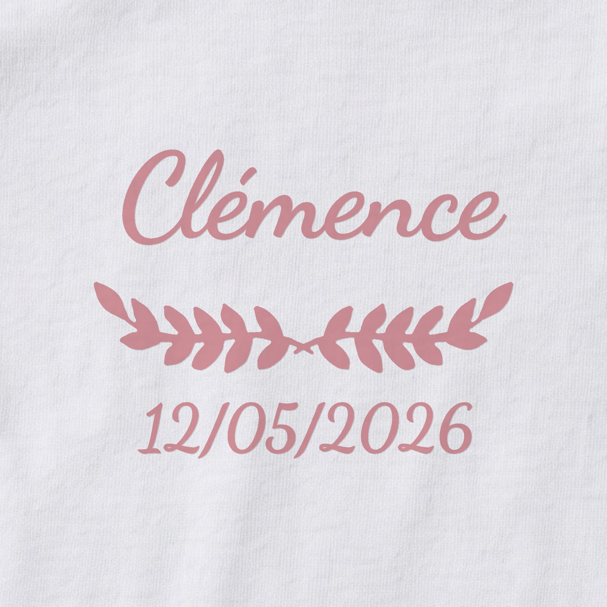 Body bébé personnalisé Clémence — gros plan du marquage « Clémence », ornement Feuillage et date de naissance « 12/05/2026 »