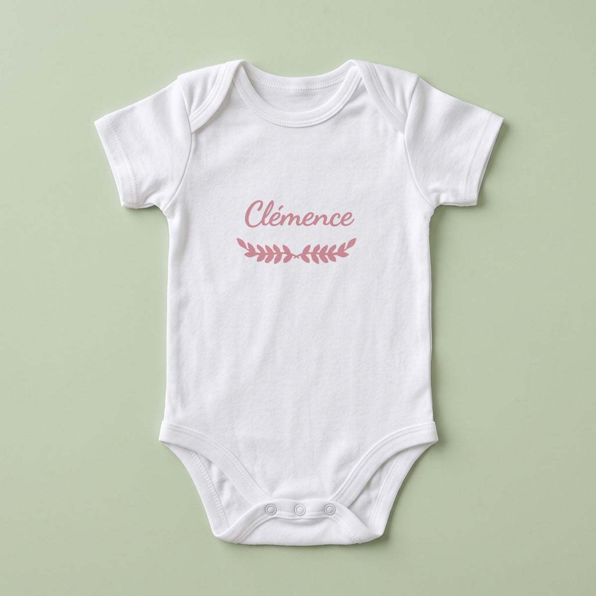 Body bébé blanc personnalisé Clémence — prénom « Clémence » marqué sur la poitrine, ornement Feuillage