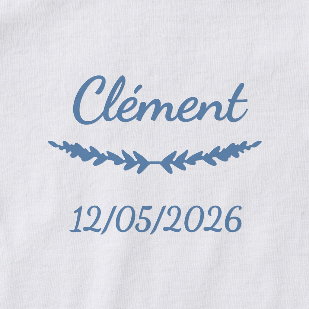 Body bébé personnalisé Clément — gros plan du marquage « Clément », ornement Brindilles et date de naissance « 12/05/2026 »