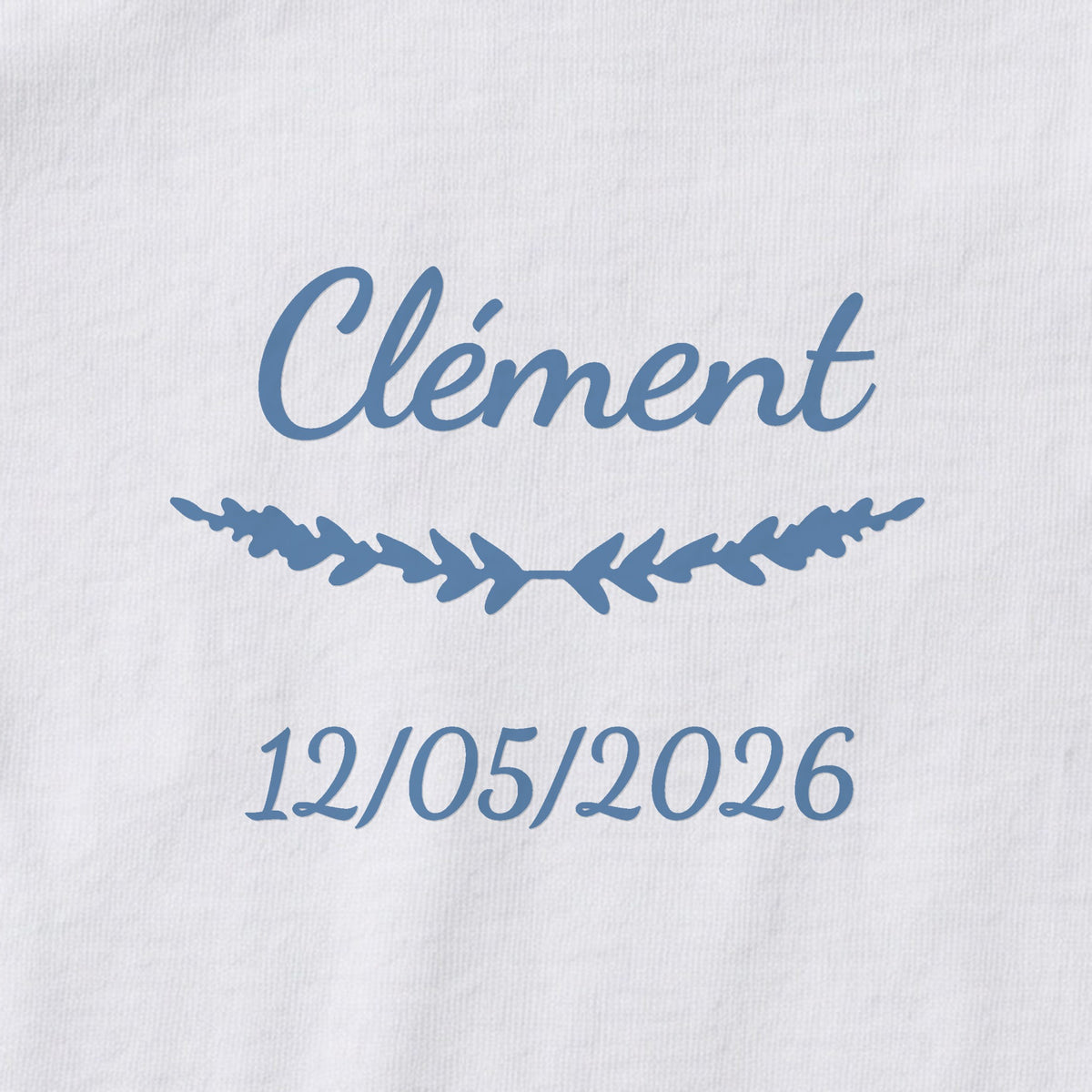 Body bébé personnalisé Clément — gros plan du marquage « Clément », ornement Brindilles et date de naissance « 12/05/2026 »