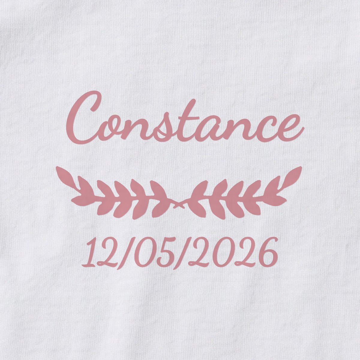 Body bébé personnalisé Constance — gros plan du marquage « Constance », ornement Feuillage et date de naissance « 12/05/2026 »