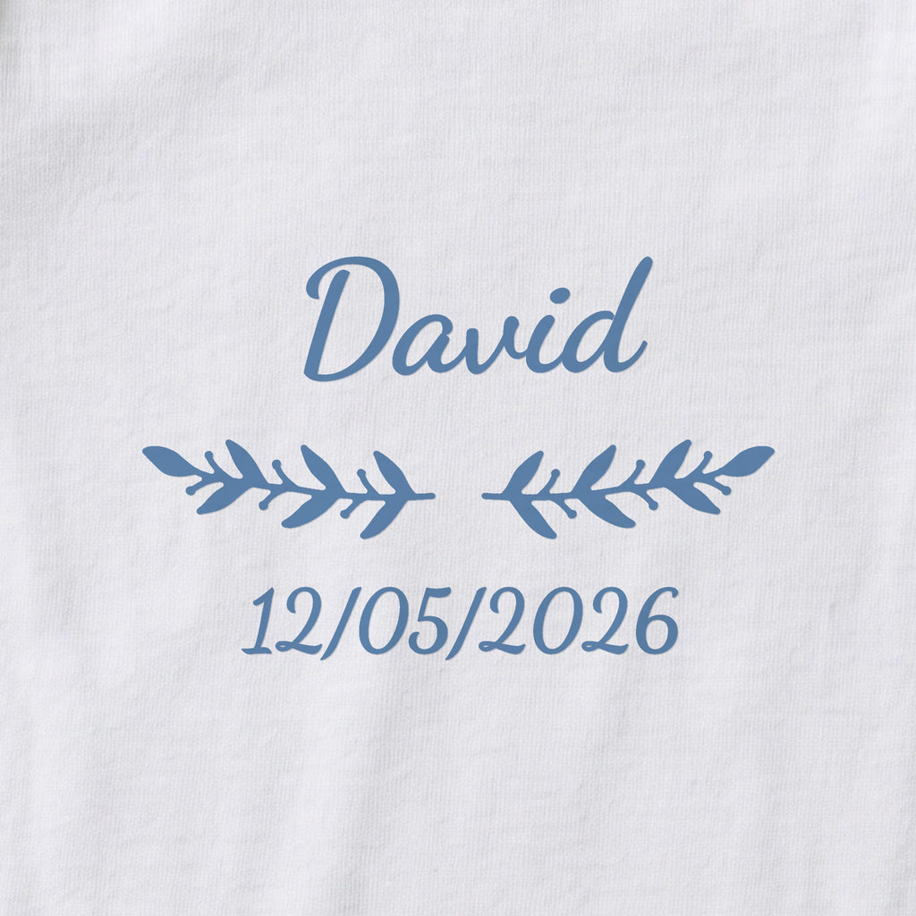 Body bébé personnalisé David — gros plan du marquage « David », ornement Rameaux et date de naissance « 12/05/2026 »