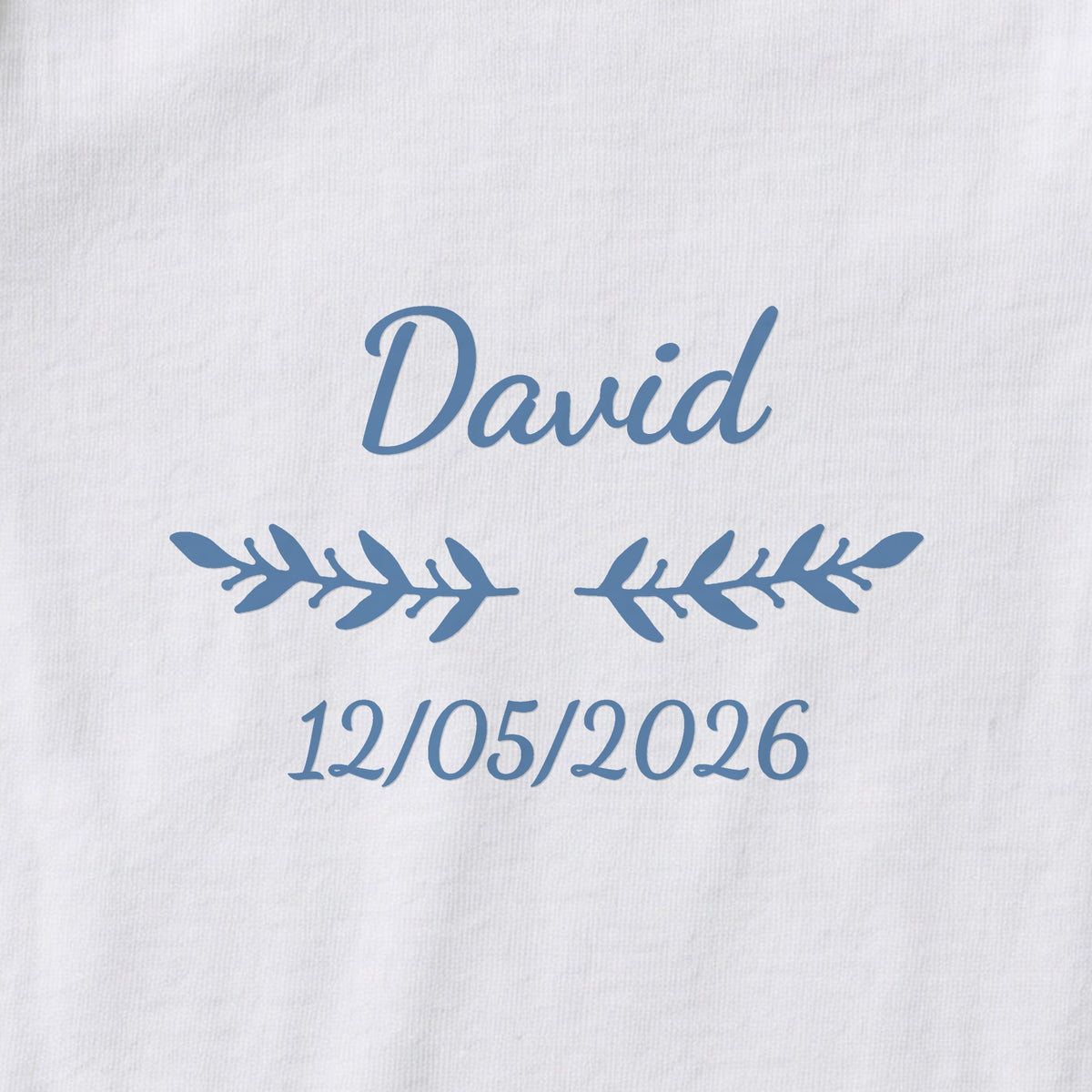 Body bébé personnalisé David — gros plan du marquage « David », ornement Rameaux et date de naissance « 12/05/2026 »
