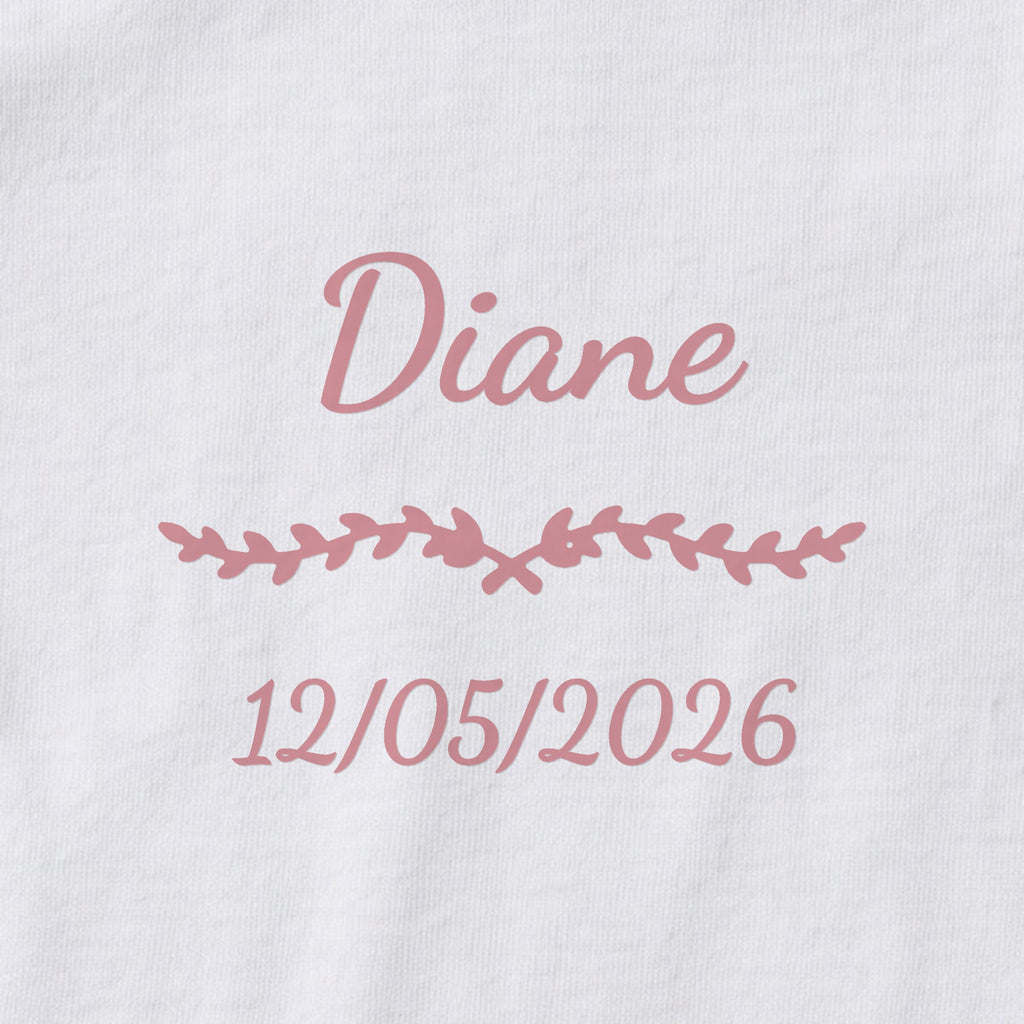 Body bébé personnalisé Diane — gros plan du marquage « Diane », ornement Liane et date de naissance « 12/05/2026 »