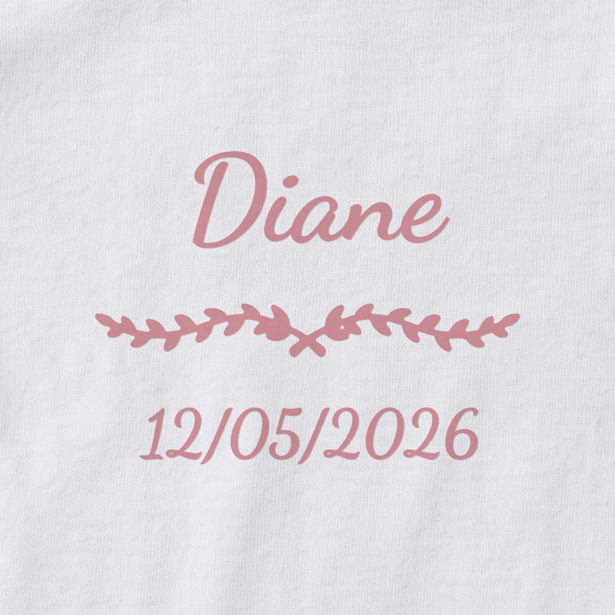 Body bébé personnalisé Diane — gros plan du marquage « Diane », ornement Liane et date de naissance « 12/05/2026 »