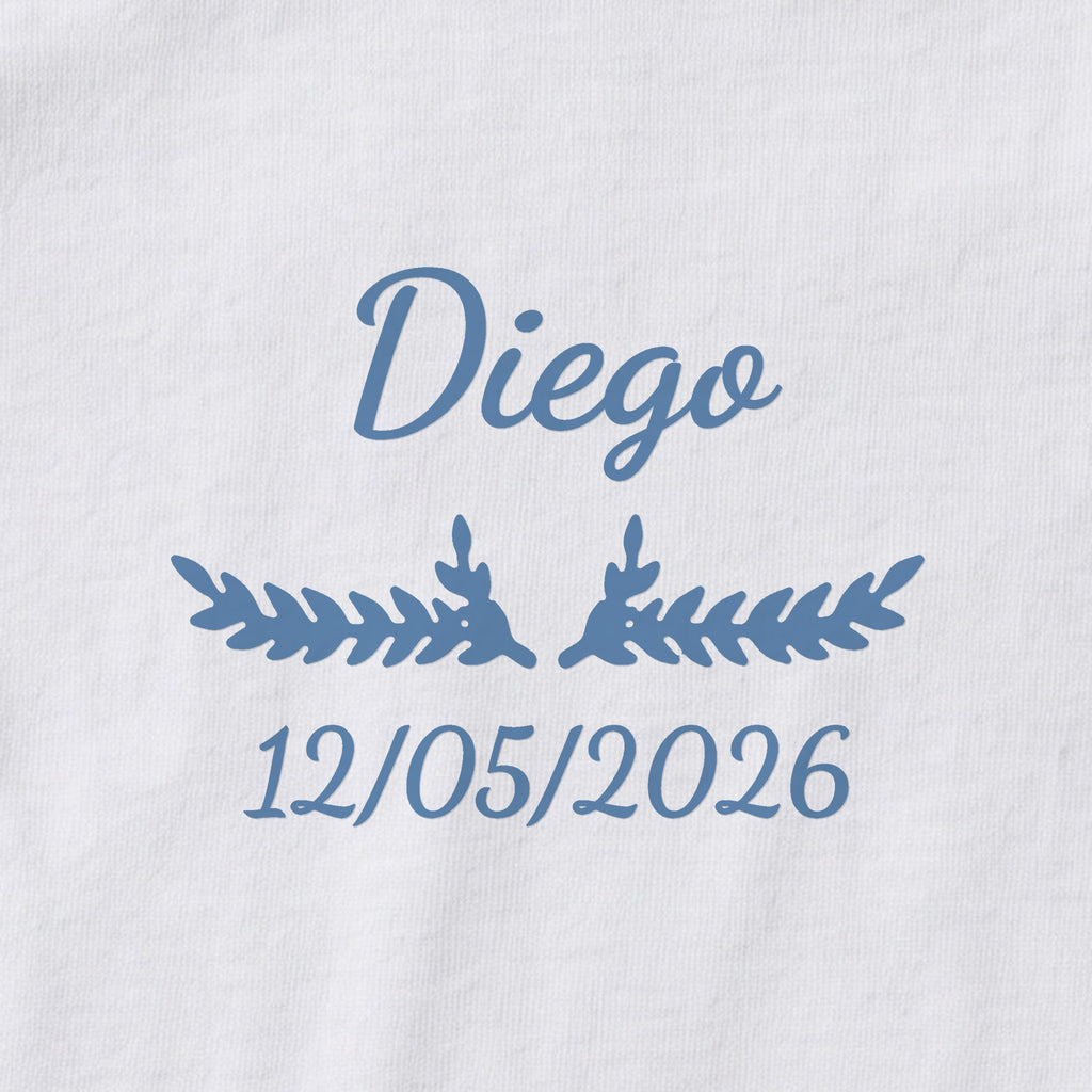Body bébé personnalisé Diego — gros plan du marquage « Diego », ornement Bouquet et date de naissance « 12/05/2026 »