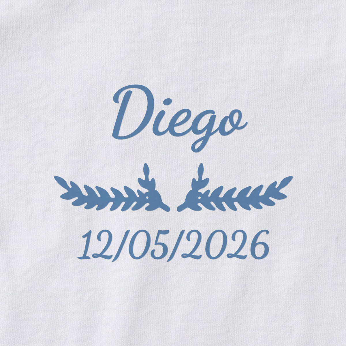 Body bébé personnalisé Diego — gros plan du marquage « Diego », ornement Bouquet et date de naissance « 12/05/2026 »
