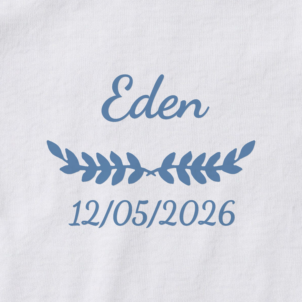Body bébé personnalisé Eden — gros plan du marquage « Eden », ornement Feuillage et date de naissance « 12/05/2026 »