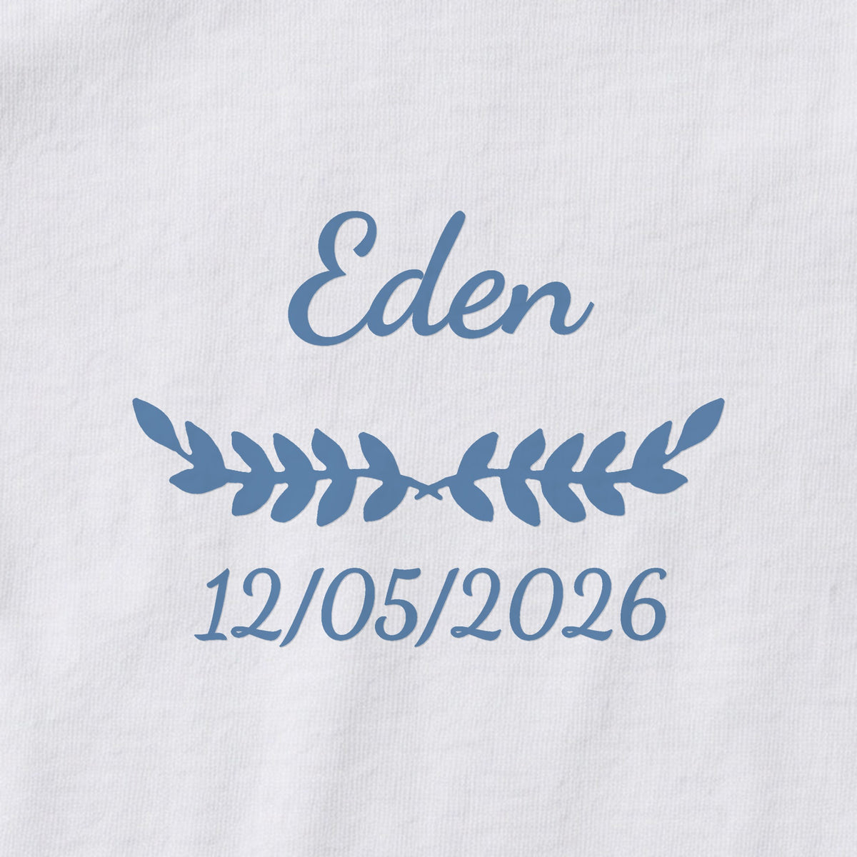 Body bébé personnalisé Eden — gros plan du marquage « Eden », ornement Feuillage et date de naissance « 12/05/2026 »