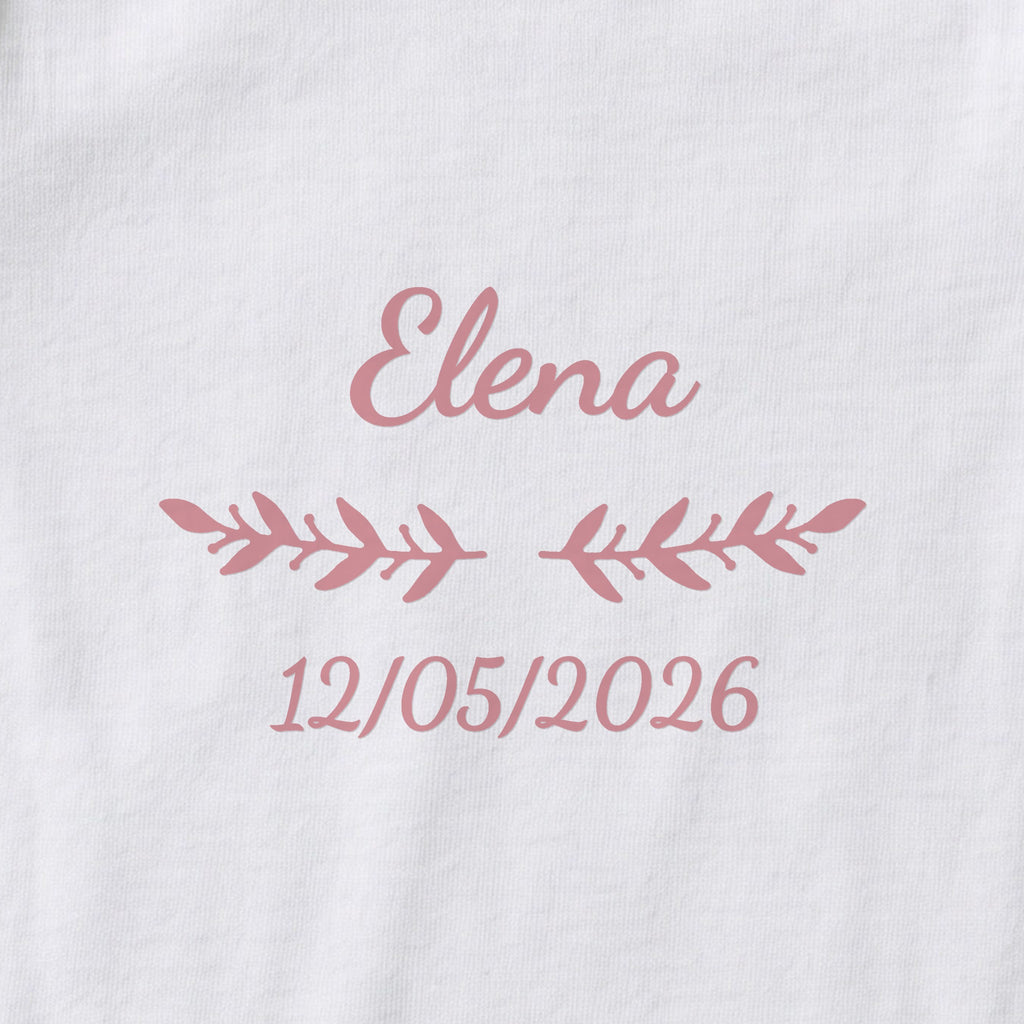 Body bébé personnalisé Elena — gros plan du marquage « Elena », ornement Rameaux et date de naissance « 12/05/2026 »