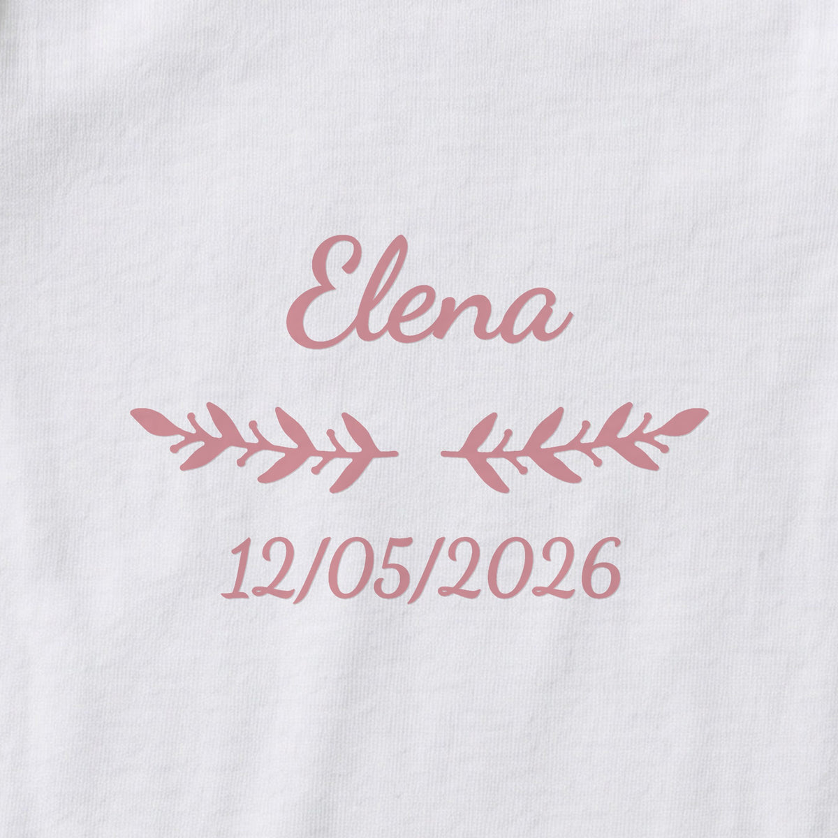Body bébé personnalisé Elena — gros plan du marquage « Elena », ornement Rameaux et date de naissance « 12/05/2026 »