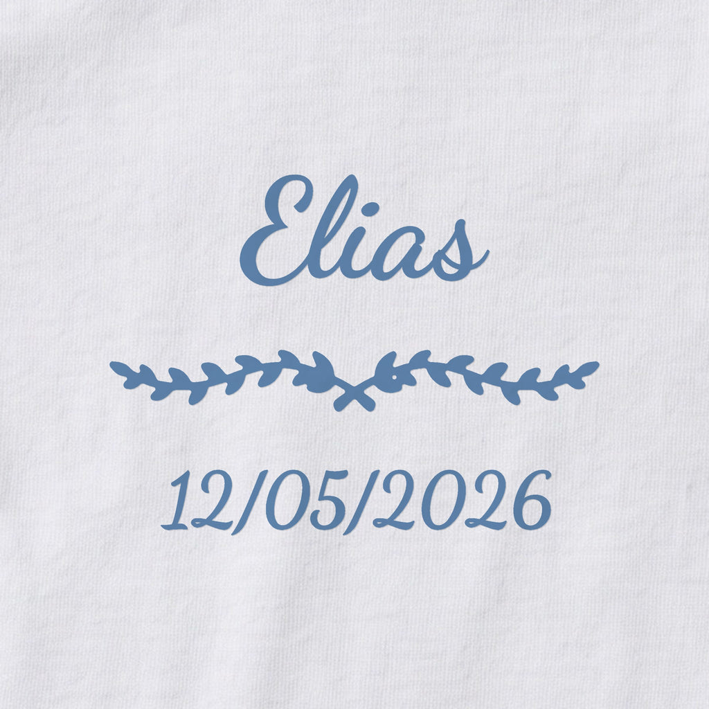 Body bébé personnalisé Elias — gros plan du marquage « Elias », ornement Liane et date de naissance « 12/05/2026 »