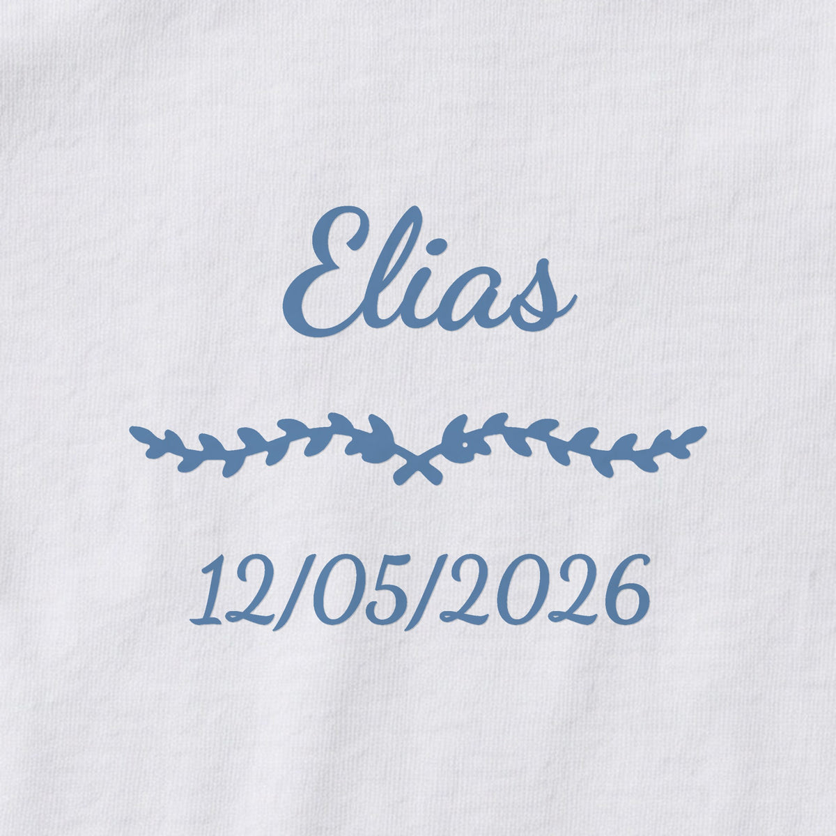 Body bébé personnalisé Elias — gros plan du marquage « Elias », ornement Liane et date de naissance « 12/05/2026 »