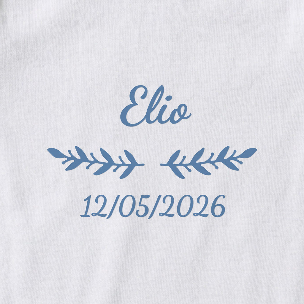 Body bébé personnalisé Elio — gros plan du marquage « Elio », ornement Rameaux et date de naissance « 12/05/2026 »