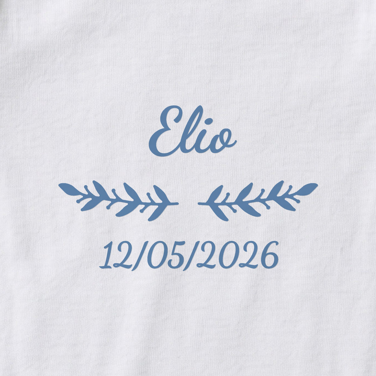 Body bébé personnalisé Elio — gros plan du marquage « Elio », ornement Rameaux et date de naissance « 12/05/2026 »