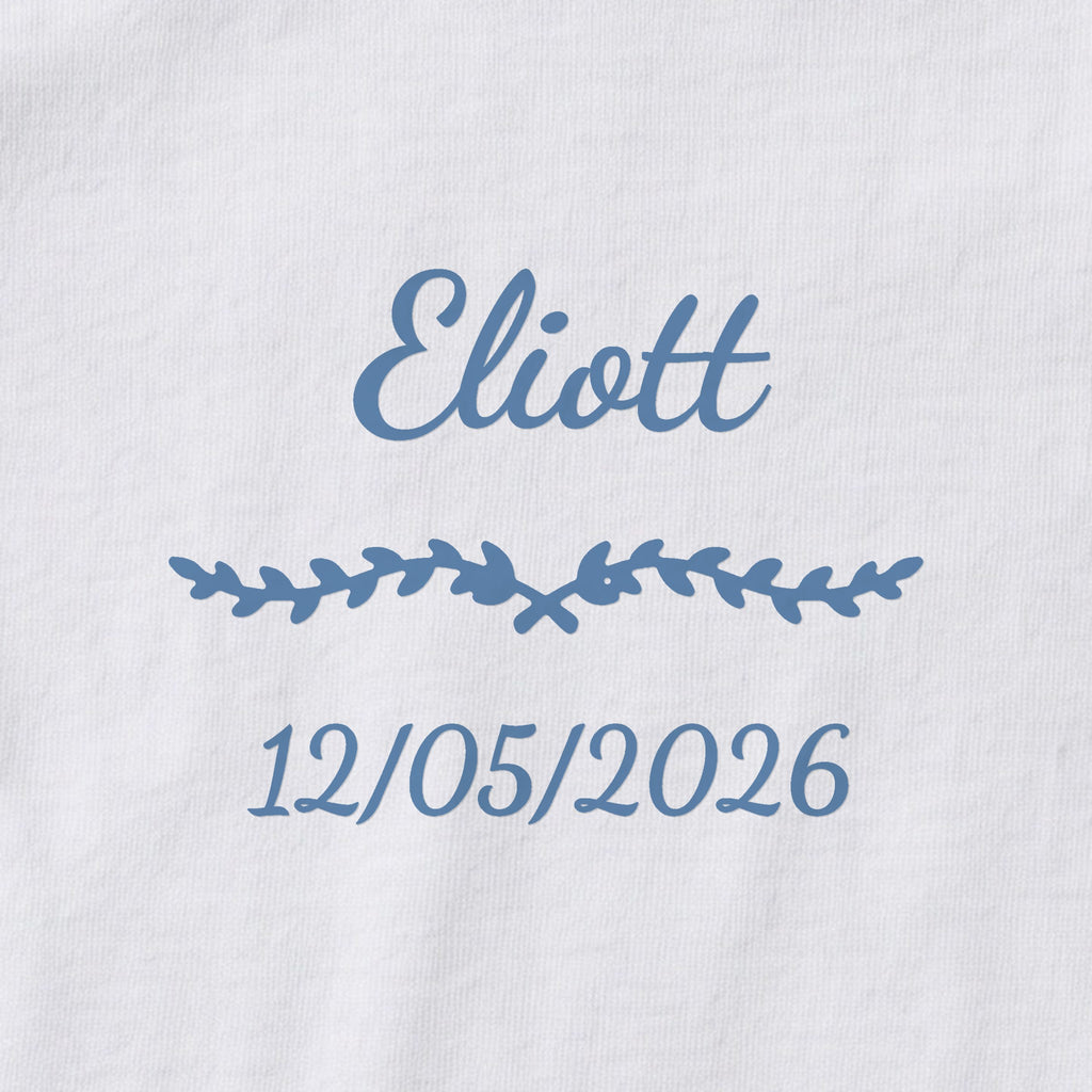 Body bébé personnalisé Eliott — gros plan du marquage « Eliott », ornement Liane et date de naissance « 12/05/2026 »
