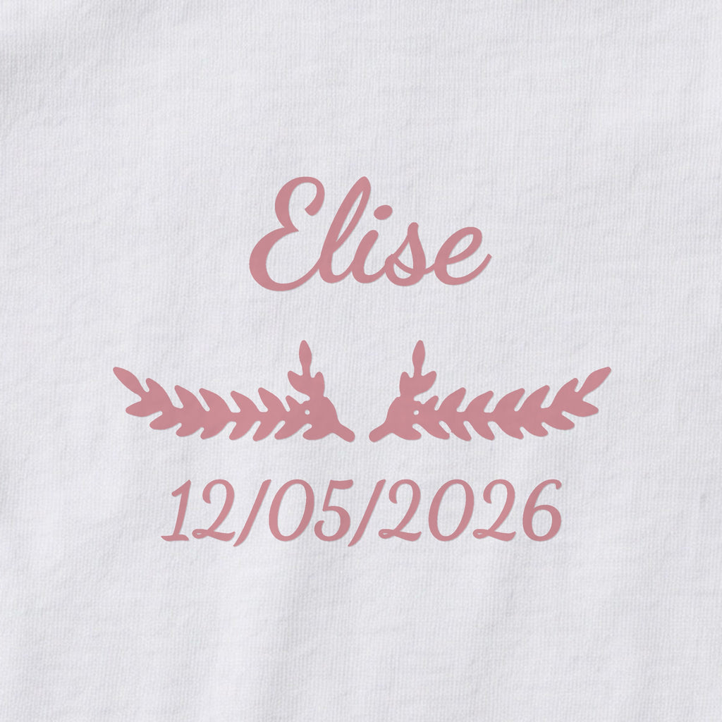 Body bébé personnalisé Elise — gros plan du marquage « Elise », ornement Bouquet et date de naissance « 12/05/2026 »